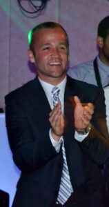 pete clapping