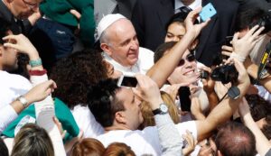 pope takes a selfie